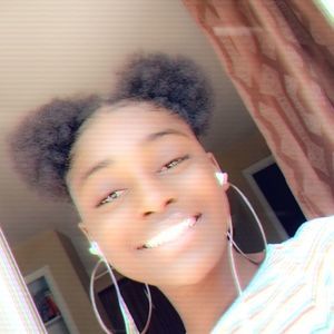 Meet your Posher, Makaia